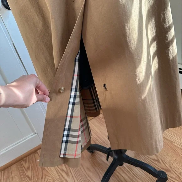 UNIQUE Tan Burberry Trench Coat with Gold Buckle Belt - Picture 4 of 15